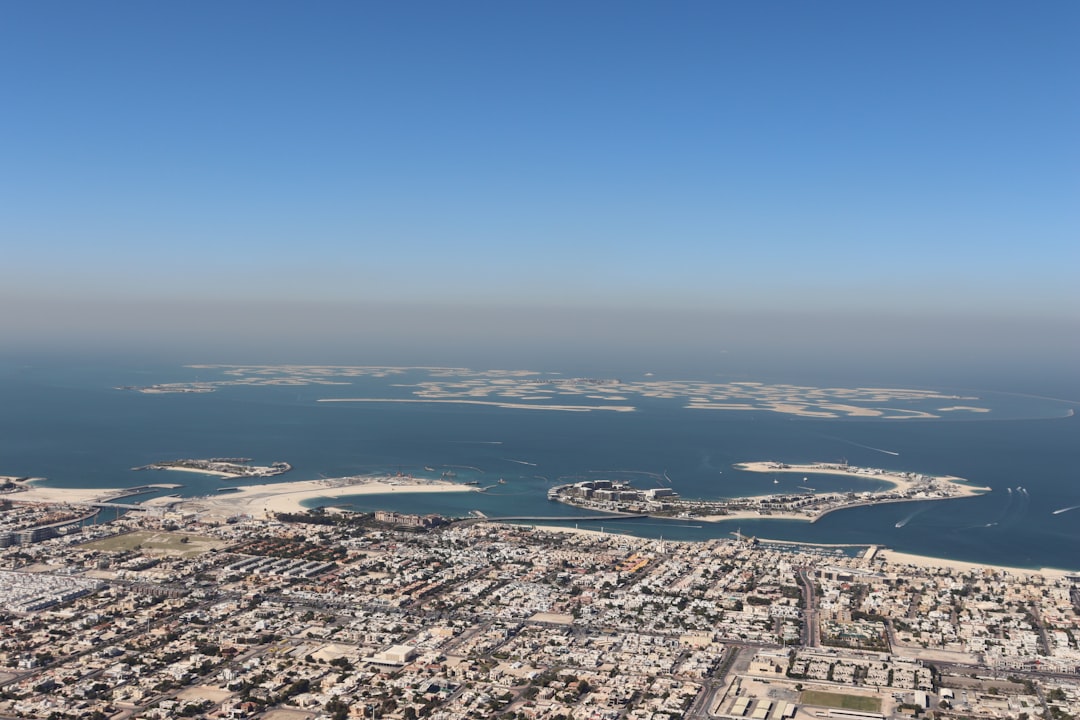 Iran, jour 15 : les États-Unis frappent l'île de Kharg, l'IRGC menace les ports du Golfe