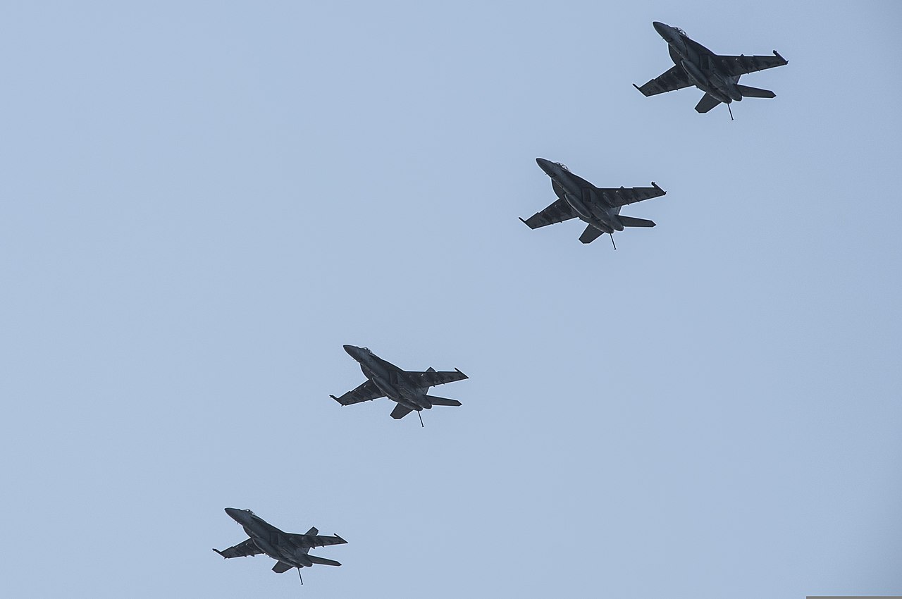Jour 36 — Deux avions américains abattus, Téhéran frappe les raffineries du Golfe